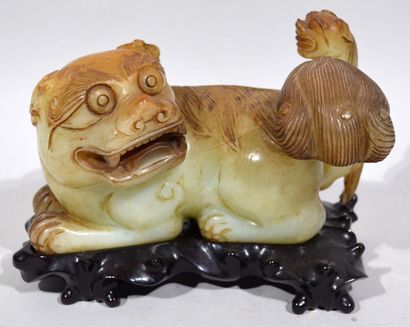 null Important sujet en jade sculpté à décor d'un chien de Fô

Sur socle en bois...