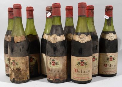 null 9 bouteilles de VOLNAY Desvignes Ainé et Fils 1964 (niveaux divers, étiquettes...