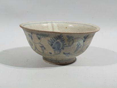 null Bol à thé en grès à décor de rinceaux fleuris bleus sur fond blanc

CHINE -...