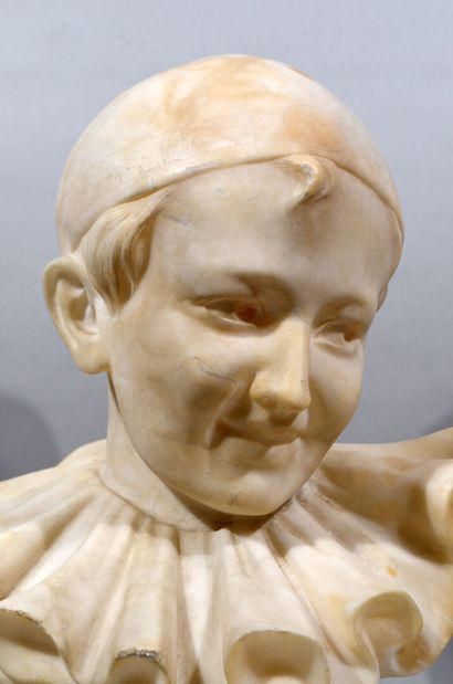 null École ITALIENNE du XXème siècle

"Buste de Pierrot"

Épreuve en marbre sur base...
