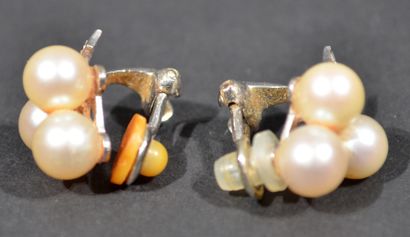 null Paire de clips d'oreilles à trois perles de culture en or blanc 18K

Poinçon...