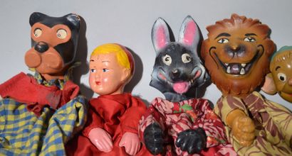 null Ensemble de neuf marionnettes en composition avec leurs vêtements dont Pluto...