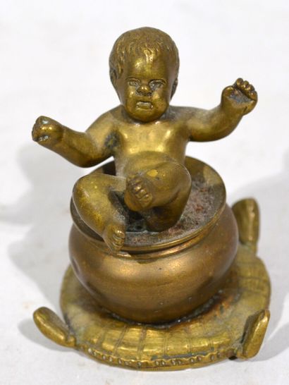 null "Bébé assis sur un chaudron"

Epreuve en bronze à patine doré

Hauteur : 5,5...