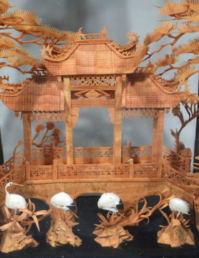 null CHINE, XXème siècle

Deux pagodes reliées par un pont en liège sculpté finement.

Sous...