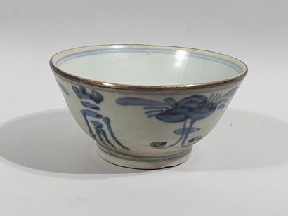 null Bol à thé en grès à décor de calligraphies et de fleurs bleues sur fond blanc

CHINE...
