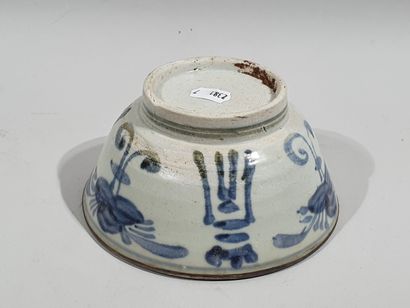 null Bol à thé en grès à décor de calligraphies et de fleurs bleues sur fond blanc

CHINE...