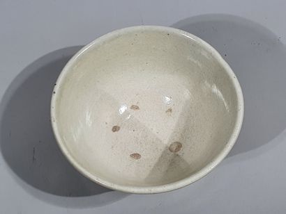 null Bol à thé en grès à décor émaillé blanc laiteux

CHINE - Epoque MING (1368 à...