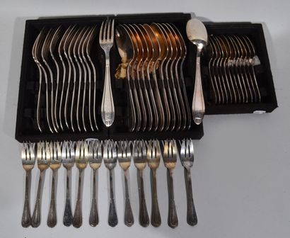 null Partie de ménagère en métal argenté modèle Art Déco comprenant : 

- 12 cuillères...