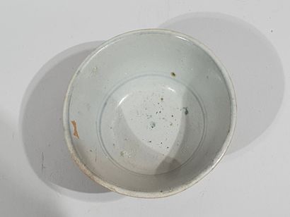 null Bol à thé en grès à décor émaillé blanc laiteux

CHINE - Epoque MING (1368 à...
