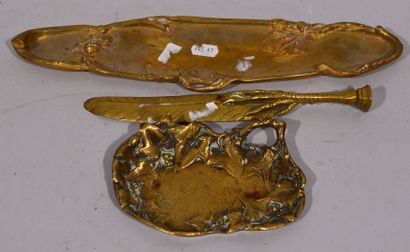null Albert MARIONNET (1852-1910) 

Porte-plumier en bronze à patine dorée à décor...