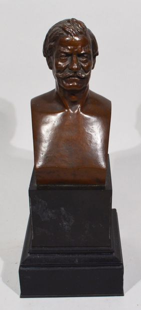 null G. R. SUAREZ (XIXe)

"Buste d'homme"

Epreuve en bronze à patine médaille signée...