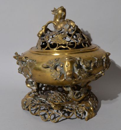 null IMPORTANT BRULE-PARFUM tripode en bronze doré abondamment sculpté, ciselé et...