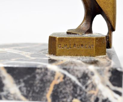 null Georges H. LAURENT (XIX-XX)

Paire de serre-livres en bronze à patine mordoré...