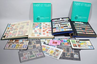Lot comprenant : 

- timbres étrangers principalement...