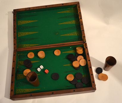 Ancien jeu de backgammon en bois marqueté...
