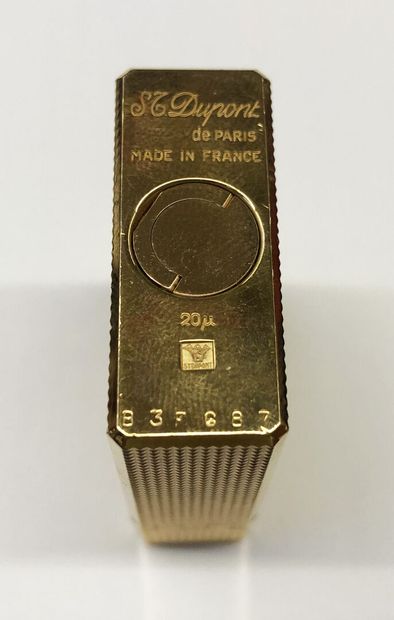 null ST DUPONT 

Briquet en métal doré à décor guilloché.

Numéroté B3FG87.