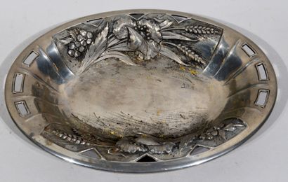 null Jules Louis RISPAL (1871-1909)

Plat de forme ovale en étain à décor en repoussé...