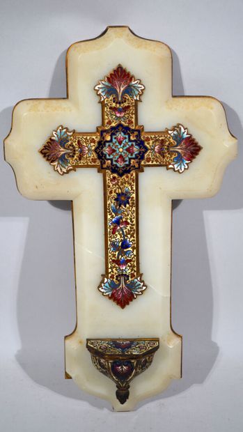 null Crucifix en bronze à décor émaillé en cloisonné sur fond en albâtre blanc (fissure...