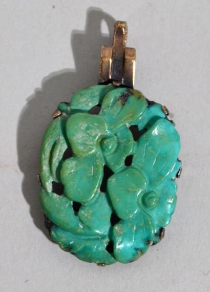 Pendentif en jade sculpté et ajouré sur une...