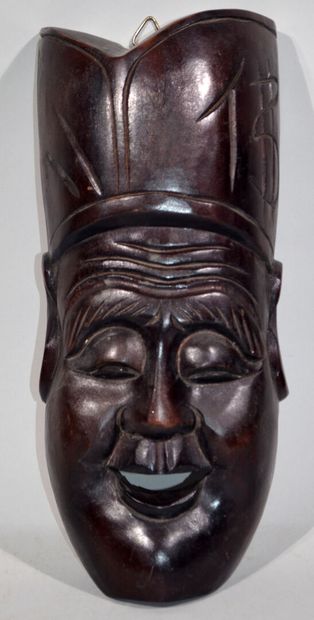 null JAPON, XXe

Masque de théâtre Nô en bois noirci.

35 x 14.5 cm.