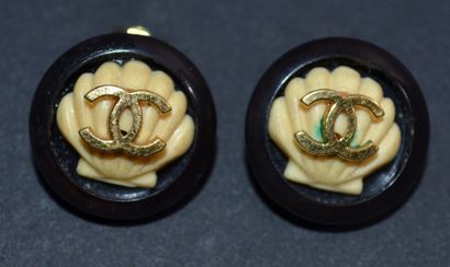 null CHANEL

Paire de clips d'oreille motif coquillage en résine noire et chiffre...