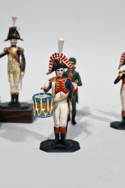 null HISTOREX et divers- Suite de dix-sept soldats de fanfare napoléonienne polychrome...