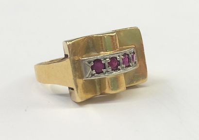 null Bague Tank en or jaune 18 K (750/oo) centrée d'un bandeau serti de grenats

Époque...