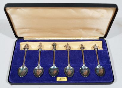 null Suite de 6 cuillères à café de collection marqué «Silver Jubilée 1952-1977 ».

Dans...