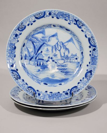 null Réunion de trois assiettes en porcelaine à décor en camaïeu bleu de pagodes...