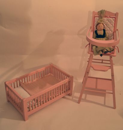 null Mobilier de poupée en bois laqué rose comprenant une chaise haute et un lit...