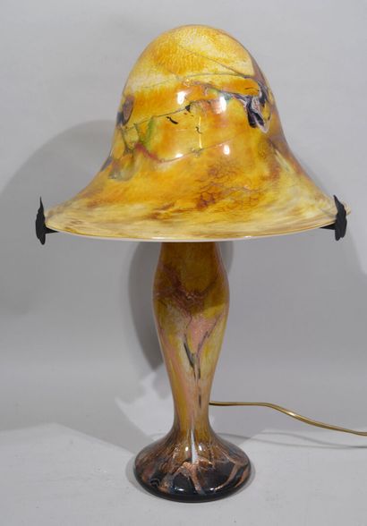 null Michèle LUZORO (1949) 

"Coupole cèpe" 1996

Lampe en verre multicolore avec...