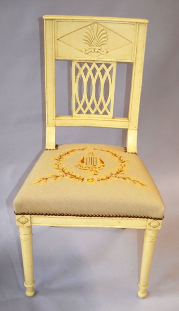 null Paire de chaises en bois laqué crème, le dossier à décor ajouré et sculpté d'une...