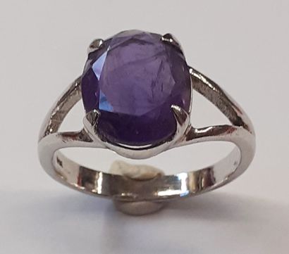 null BAGUE en argent sertie d'une pierre violette de taille ovale en serti griffes

TDD...