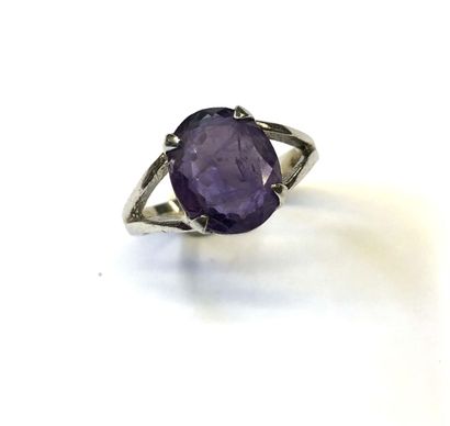 null BAGUE en argent sertie d'une pierre violette de taille ovale en serti griffes

TDD...