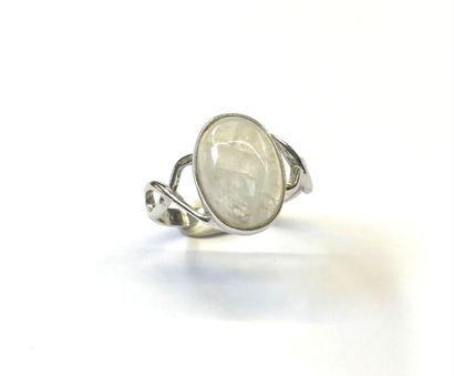 null BAGUE en argent sertie d'une pierre de lune

TDD : 63 

poids brut : 4 g