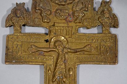 null Crucifix orthodoxe en bronze ciselé et doré à décor du Christ en léger relief...
