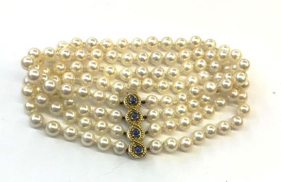null BRACELET manchette à quatre rangs de perles à fermeture en or jaune 18K (750/1000e)...