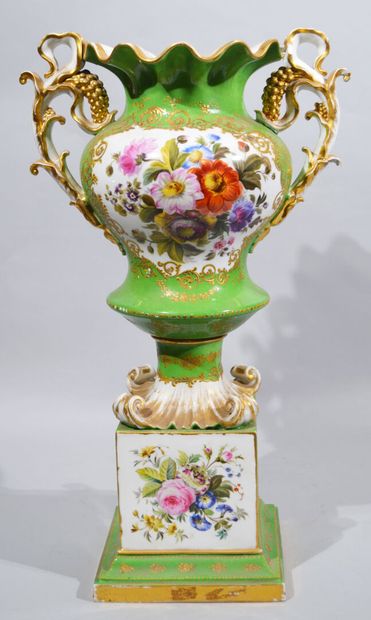 null Jacob PETIT (1796-1868) attribué à 


Importante LAMPE en porcelaine composée...