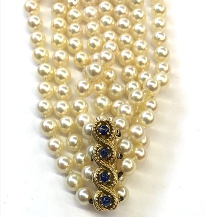 null BRACELET manchette à quatre rangs de perles à fermeture en or jaune 18K (750/1000e)...