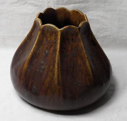 null DALPAYRAT 
Vase figue émail brun signé GRENADE (Restauré) 
Haut : 15 cm
