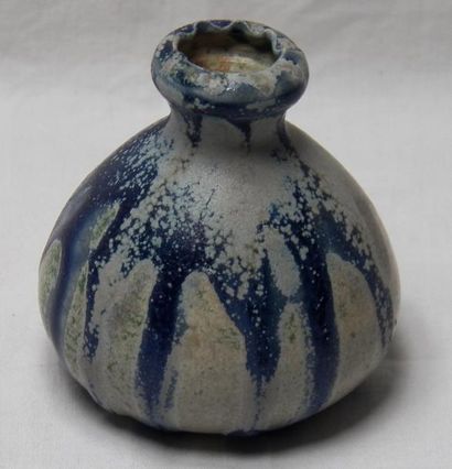 null CH. GREBER 
Vase piriforme coulures bleues
Haut : 7 cm 
