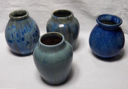 null PIERREFONDS
Quatre vases bleus dont 524 et 566
Ht max : 14 cm
