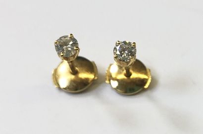 null PUCES D'OREILLES en or jaune 18K (750/1000e) serties d'un diamant taille brillant...