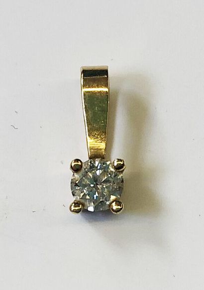 null PENDENTIF en or jaune 18k (750/1000e) sertie d'un diamant taille brillant calibrant...
