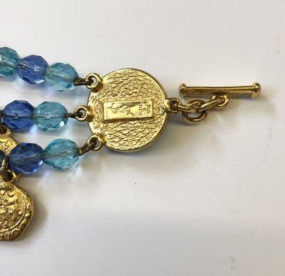 null YVES SAINT LAURENT 

Bracelet vintage en trois rangs de perles bleues turquoise...