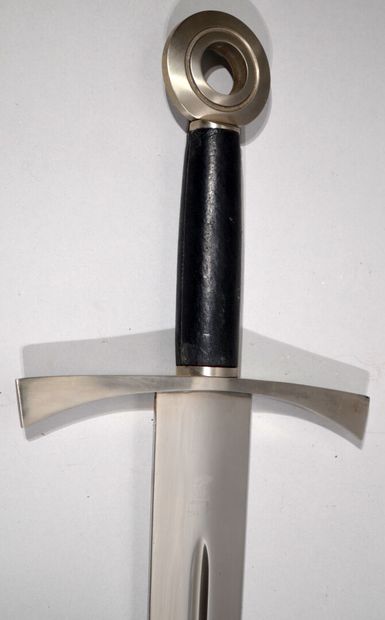 null TOLEDANO

Épée en métal et acier, la poignée gainée de cuir noir à décor annelé...