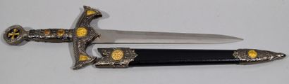 null Reproduction d'une petite épée à décor en métal argenté serti de motifs en métal...