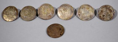 null Lot de boutons dont : 

- 7 boutons formés par des pièces en argent de 10 kreuzer...