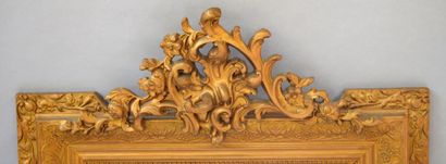 null MIROIR en bois et stuc doré à fronton à décor d'agrafe et rinceaux.

XXème siècle

(Fronton...