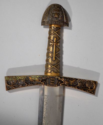 null Reproduction de l'épée de RICHARD COEUR DE LION en métal et bronze à patine...